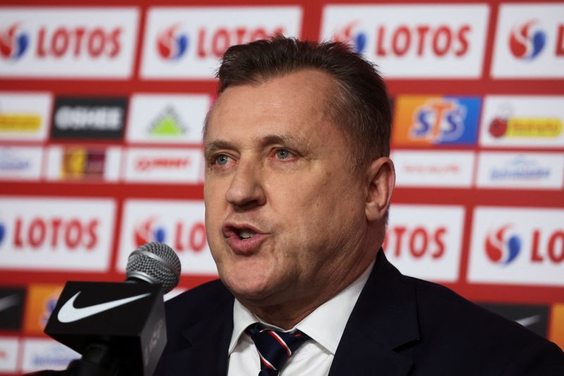 &copy; Reuters. Imagen de archivo del presidente de la Asociación de Fútbol de Polonia (PZPN), Cezary Kulesza, hablando en una conferencia de prensa después de que la asociación anunció a Czeslaw Michniewicz como nuevo técnico de la selección nacional, en Varsovia