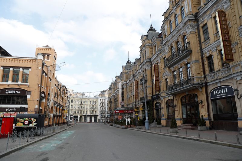 &copy; Reuters. A general view shows an empty street in central Kyiv, Ukraine February 25, 2022. REUTERS/Valentyn Ogirenko