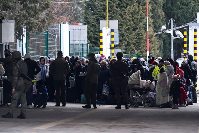 &copy; Reuters. Gente que huye desde Ucrania llega a Eslovaquia, después de que Rusia lanzó una gran operación militar contra Ucrania, en Ubla, Eslovaquia. 26 de febrero, 2022. REUTERS/Radovan Stoklasa