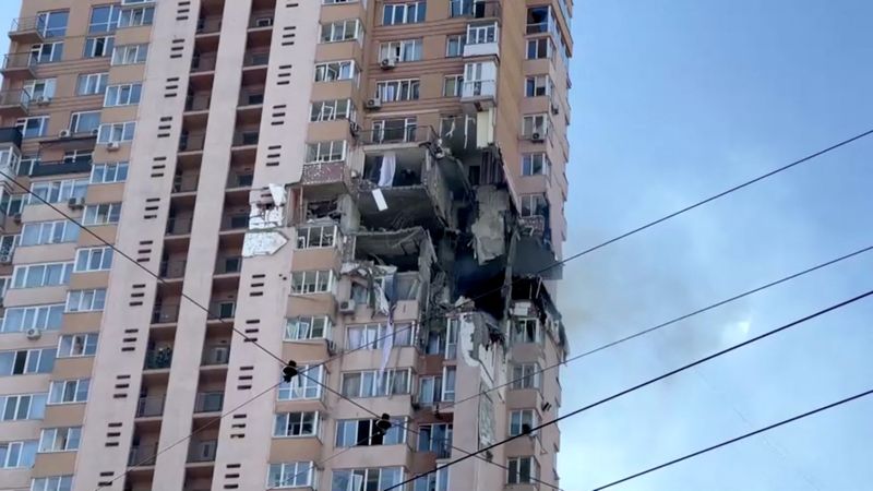 &copy; Reuters. Un immeuble résidentiel endommagé à la suite d'un bombardement dans le sud-ouest de Kiev. L'armée russe continue samedi à frapper à l'artillerie plusieurs villes d'Ukraine au troisième jour de l'offensive militaire russe contre l'ancienne républiq