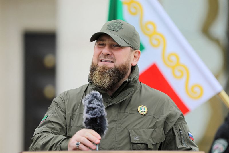 &copy; Reuters.  زعيم منطقة الشيشان الروسية رمضان قديروف يلقي كلمة في جروزني في روسيا يوم الجمعة. تصوير: شنجيس كوندروف - رويترز ( يحظر إعادة بيع أو الاحتفاظ ب