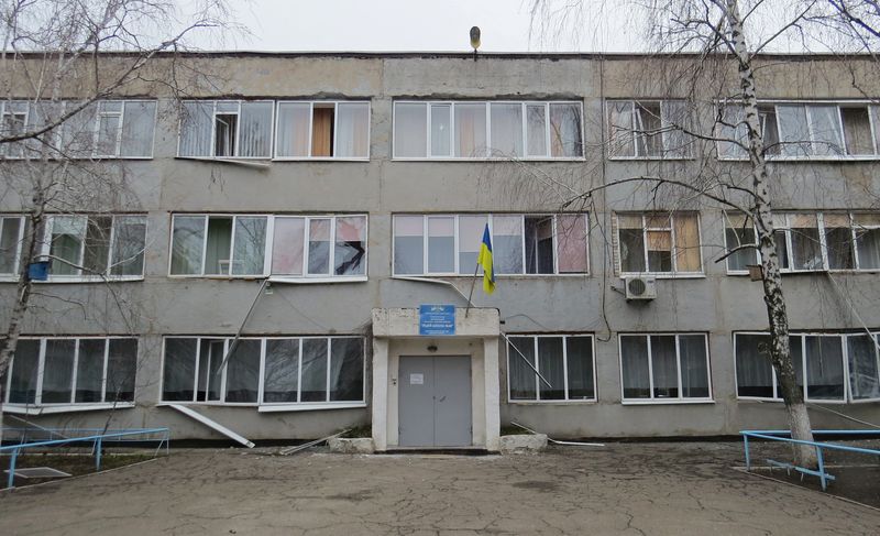 &copy; Reuters. لقطة لمدرسة لحقت بها أضرار نتيجة لإصابتها بقذيفة في مدينة ماريوبول بأوكرانيا يوم السبت. تصوير: رويترز.