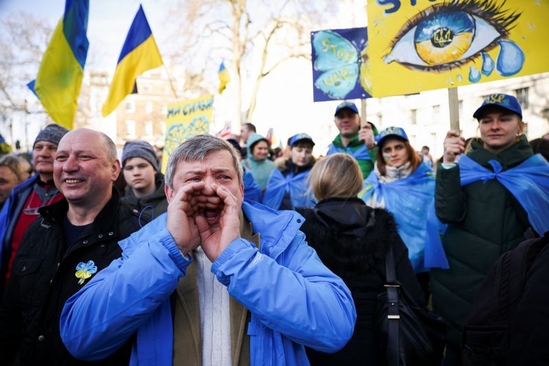 &copy; Reuters. متظاهرون يشاركون في احتجاجات مناهضة للحرب التي شنتها روسيا ضد أوكرانيا في لندن يوم السبت. تصوير: هنري نيكولز - رويترز.