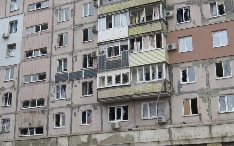 &copy; Reuters. صورة من لقطات لمبنى سكني يقول سكان إن أضرارا لحقت به جراء القصف في مدينة ماريوبول في أوكرانيا يوم السبت. تصوير: رويترز.