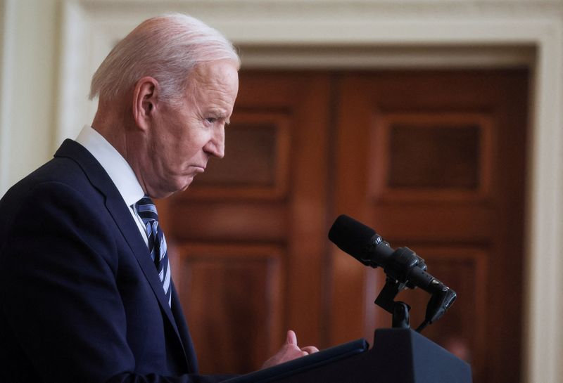 &copy; Reuters. Imagen de archivo del presidente de Estados Unidos, Joe Biden, refiriéndose al ataque de Rusia contra Ucrania, en la Sala Este de la Casa Blanca en Washington, Estados Unidos. 24 de febrero, 2022. REUTERS/Leah Millis/Archivo