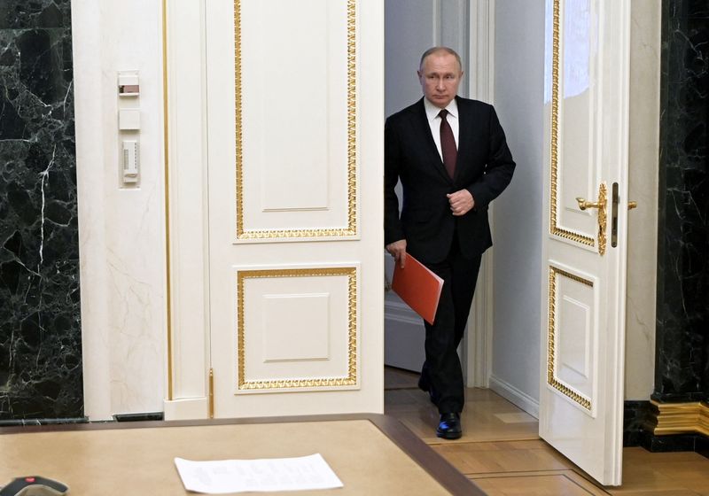 &copy; Reuters. Russian President Vladimir Putin enters a hall before a meeting with members of the Security Council via a video link in Moscow, Russia February 25, 2022. Sputnik/Alexey Nikolsky/Kremlin via REUTERS 