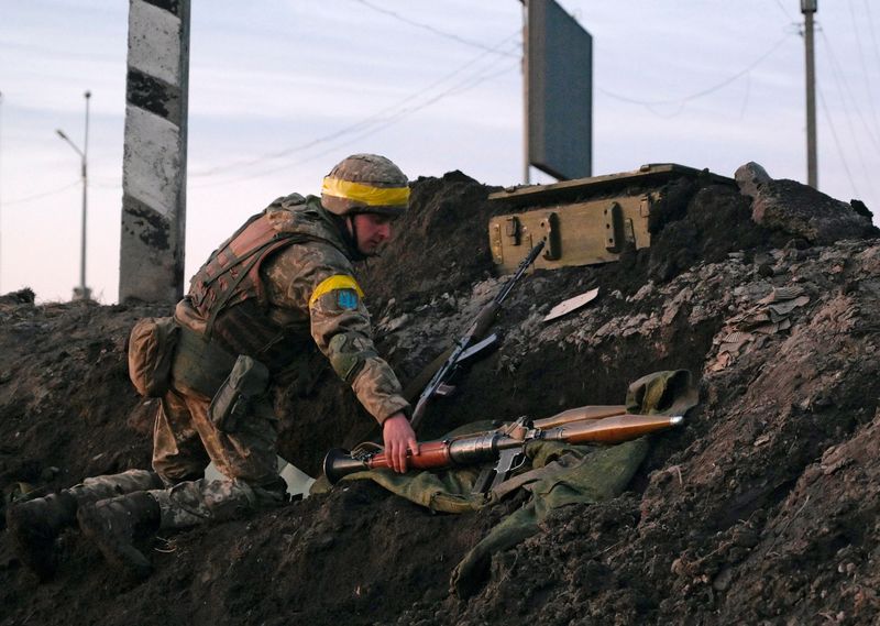 &copy; Reuters. Un militaire ukrainien tient un lance-roquettes RPG sur des positions de combat à l'extérieur de la ville de Kharkiv. L'Allemagne a approuvé samedi la livraison par les Pays-Bas de 400 lance-roquettes RPG allemands à l'Ukraine. /Photo prise le 24 fév