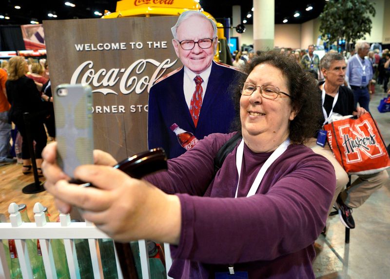 &copy; Reuters. FILE PHOTO: A shareholder takes a selfie with a picture of Warren Buffett at the Berkshire Hathaway Inc annual meeting, the largest in corporate America, in its hometown of Omaha, Nebraska, U.S., May 4, 2018. REUTERS/Rick Wilking