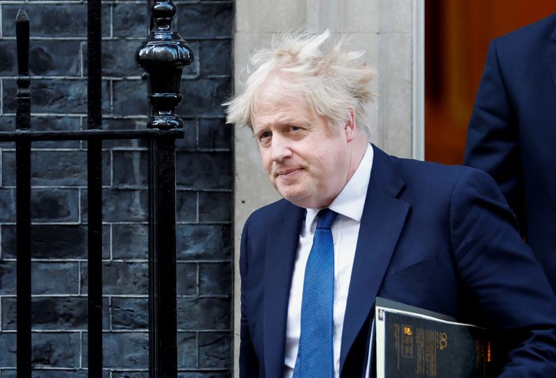 &copy; Reuters. Imagen de archivo del primer ministro británico, Boris Johnson, saliendo de Downing Street en Londres
