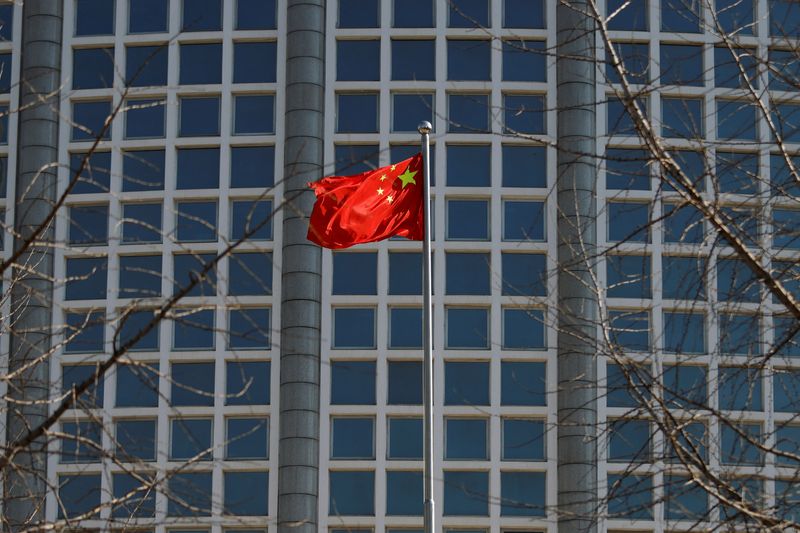 © Reuters. 　２月２６日、ドイツのベーアボック外相は、中国の王毅外相との電話会談で、ウクライナに関する中国の「特別な責任」を強調した。ドイツ外務省がツイッターで明らかにした。２４日、北京で撮影（２０２２年　ロイター/Carlos Garcia Rawlins）