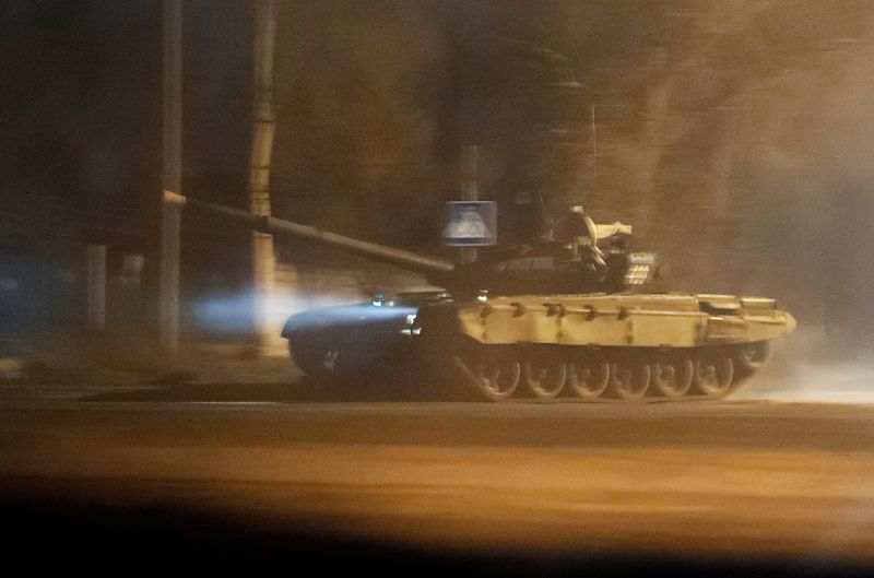 &copy; Reuters. دبابة روسية في أحد شوارع مدينة دونيتسك الأوكرانية يوم 22 فبراير شباط 2022. تصوير: الكسندر ارموشينكو - رويترز. 