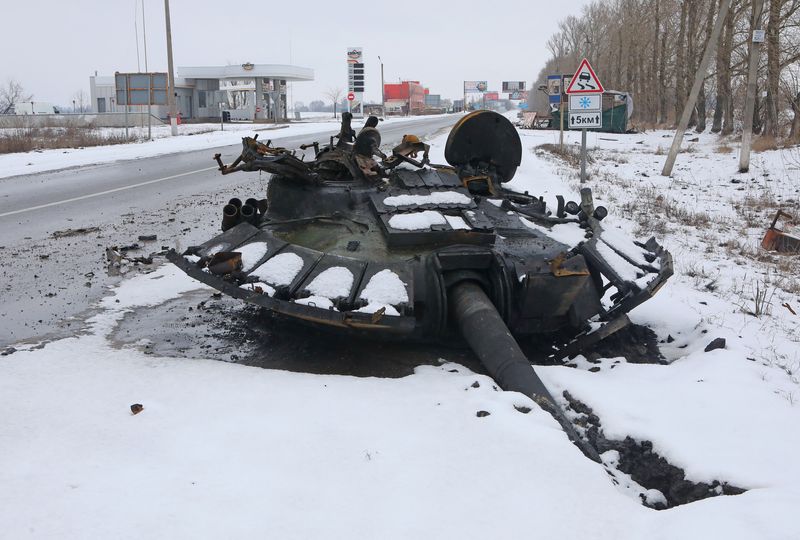 &copy; Reuters. دبابة تعرضت للدمار على جانب طريق في خاركيف بأوكرانيا يوم السبت. تصوير: فياتشيسلاف ماديفسكي - رويترز. 