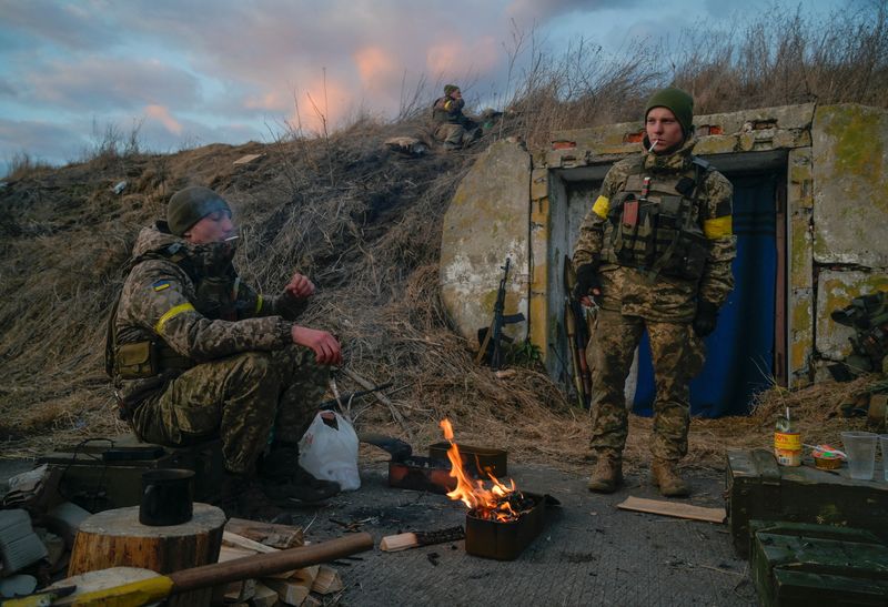 &copy; Reuters. جنديان من القوات الأوكرانية في منطقة كييف يوم السبت. تصوير: مكسيم ليفين - رويترز. 