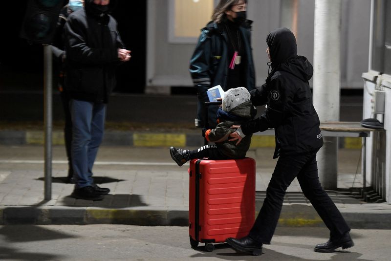&copy; Reuters. امرأة أوكرانية تعبر الحدود إلى رومانيا يوم 25 فبراير شباط 2022. صورة لرويترز. 