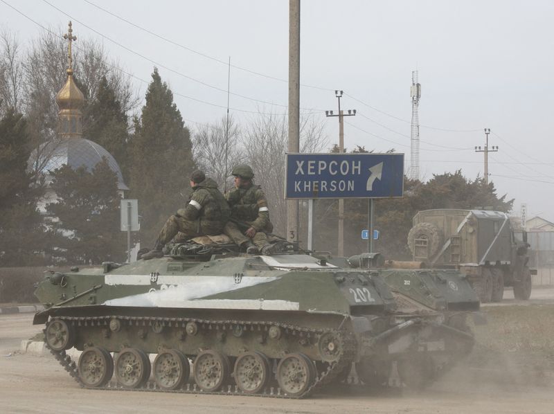 &copy; Reuters. دبابة روسية في ارميانسك بالقرم يوم 24 فبراير شباط 2022. تصوير: رويترز. 