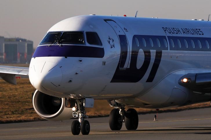 &copy; Reuters. A Polish Airlines LOT Embraer ERJ-175LR SP-LIM aircraft taxis to runway at the Chopin International Airport in Warsaw, Poland January 8, 2018. Picture taken on January 8, 2018. REUTERS/Kacper Pempel
