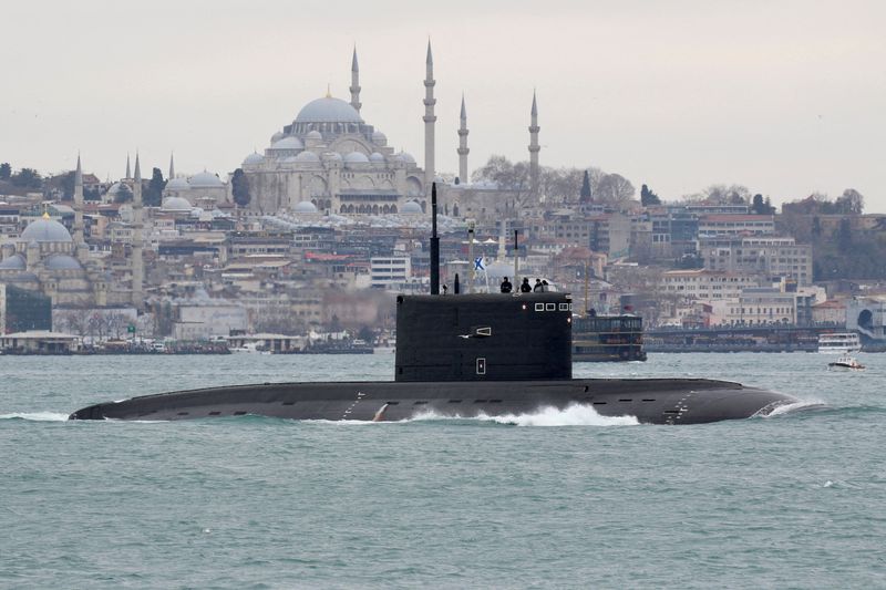&copy; Reuters.   ２月２７日、 トルコ政府はロシアによるウクライナ侵攻に対し初めて「戦争」という表現を使った。写真は１３日、ボスポラス海峡を通過するロシアの潜水艦（２０２２年　ロイター/Yoruk