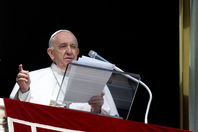 &copy; Reuters. Imagen de archivo del papa Francisco liderando la oración del Angelus desde una ventana del Palacio Apostólico en El Vaticano. 13 de febrero, 2022. Vatican Media/­Handout via REUTERS  ATENCIÓN EDITORES - ESTA IMAGEN FUE PROVISTA PRO UNA TERCERA PARTE.