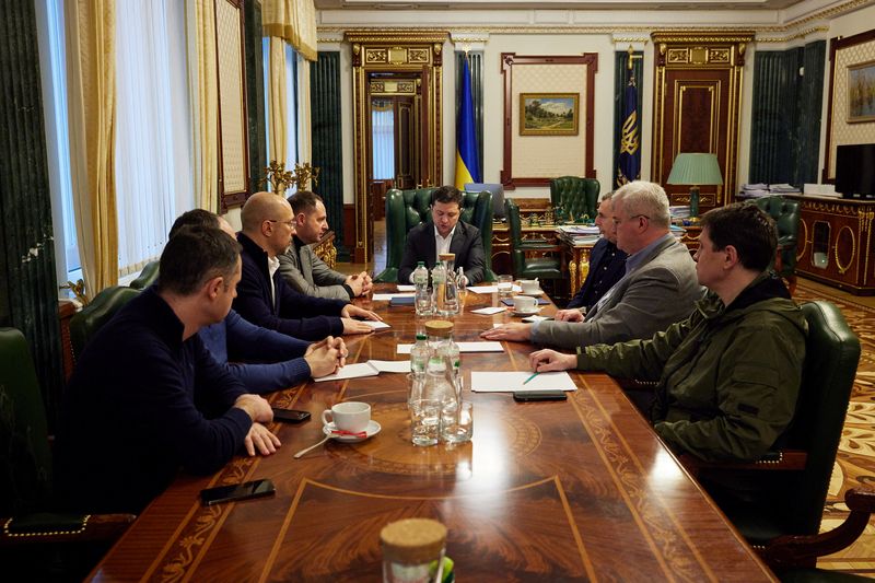 &copy; Reuters. Ukrainian President Volodymyr Zelenskiy chairs an urgent meeting with the leadership of the government, representatives of the defence sector and the economic bloc, in Kyiv, Ukraine February 24, 2022. Ukrainian Presidential Press Service/Handout via REUTE