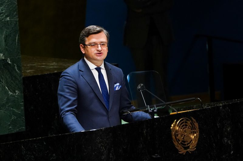 © Reuters. وزير خارجية أوكرانيا دميترو كوليبا خلال اجتماع للجمعية العامة للأمم المتحدة في نيويورك يوم 23 فبراير شباط 2022. تصوير:كارلو اليجري-رويترز.