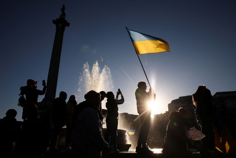 &copy; Reuters. متظاهر يحمل العلم الأوكراني احتجاجا على الغزو الروسي لأوكرانيا في لندن يوم الأحد. تصوير: هنري نيكولز - رويترز.