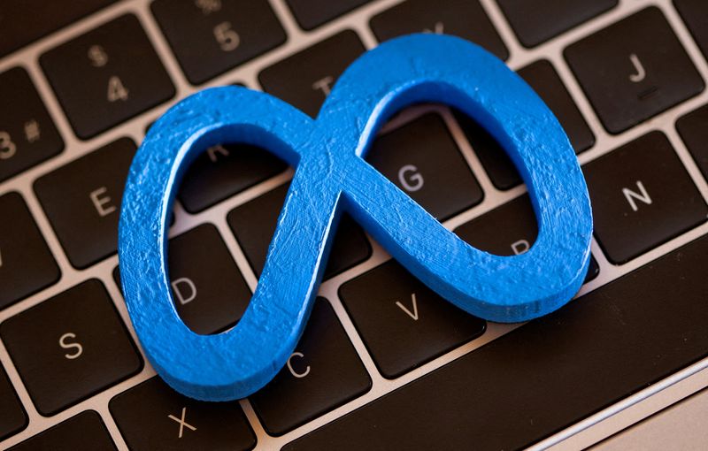 &copy; Reuters. FILE PHOTO: A 3D printed Facebook's new rebrand logo Meta is placed on laptop keyboard in this illustration taken on November 2, 2021. REUTERS/Dado Ruvic/Illustration/File Photo