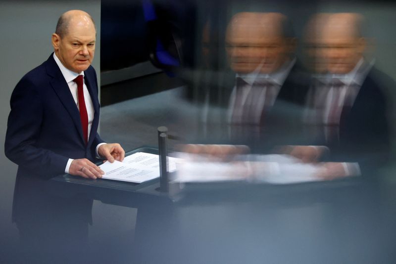 © Reuters. German Chancellor Olaf Scholz addresses an extraordinary session, after Russia launched a massive military operation against Ukraine, at the lower house of parliament Bundestag in Berlin, Germany, February 27, 2022. REUTERS/Fabrizio Bensch