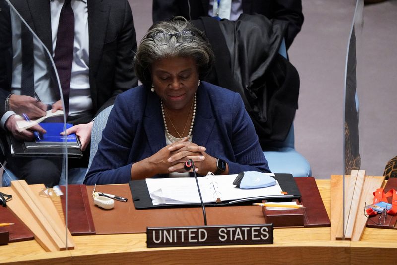 &copy; Reuters.  La embajadora de Estados Unidos ante la ONU, Linda Thomas-Greenfield, reacciona mientras el Consejo de Seguridad de las Naciones Unidas se reúne para votar una rara sesión especial de emergencia de la Asamblea General de la ONU, compuesta por 193 miemb
