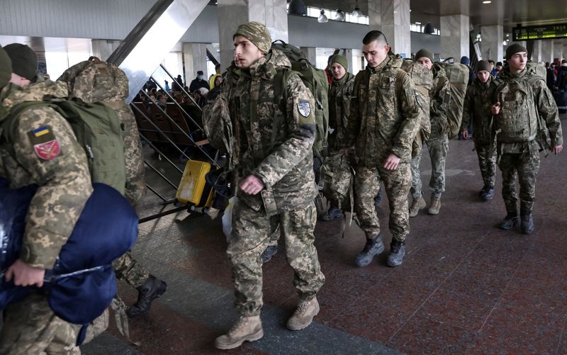 &copy; Reuters. Imagen de archivo de soldados ucranianos caminando en la estación central de ferrocarriles de Kiev, Ucrania. 25 de febrero, 2022. REUTERS/Umit Bektas