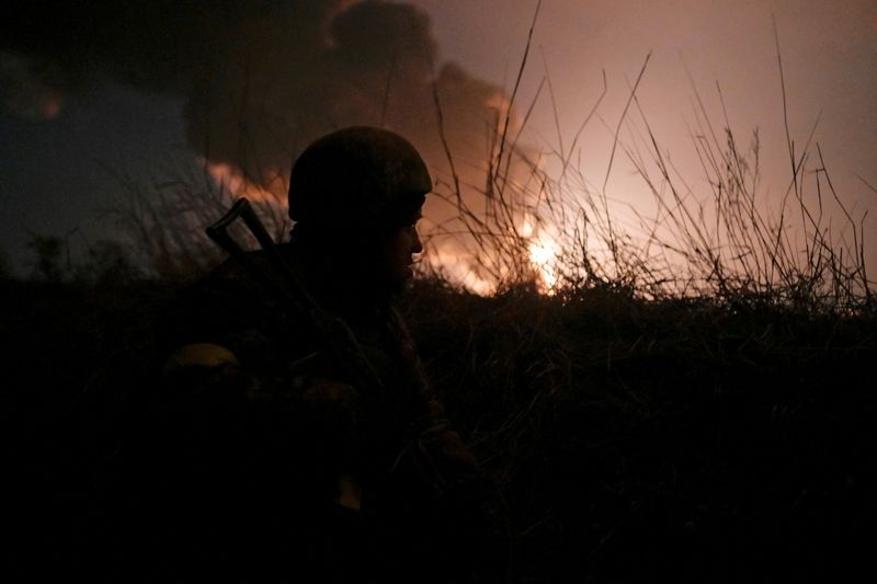 © Reuters. A Ukrainian serviceman takes position at the military airbase Vasylkiv in the Kyiv region, Ukraine February 27, 2022.  REUTERS/Maksim Levin