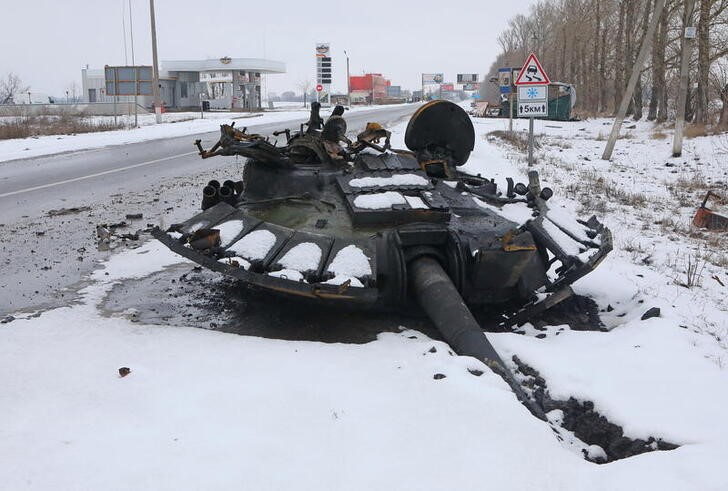 &copy; Reuters. The turret of a destroyed tank is seen on the roadside in Kharkiv, Ukraine February 26, 2022. REUTERS/Vyacheslav Madiyevskyy
