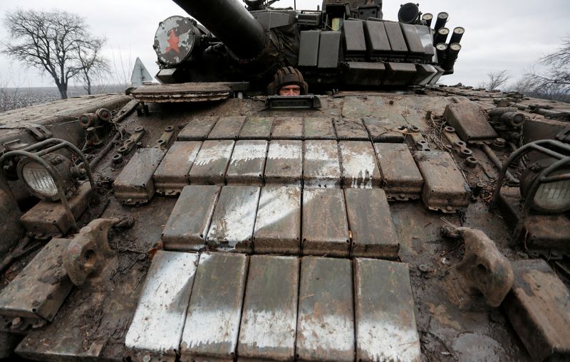 &copy; Reuters.   ２月２７日、米国防総省高官は、ウクライナでロシアの進軍が難航し、ロシアが包囲攻撃に作戦を転換している可能性があるとの見方を示した。写真は２７日、ウクライナ東部ルハンスク