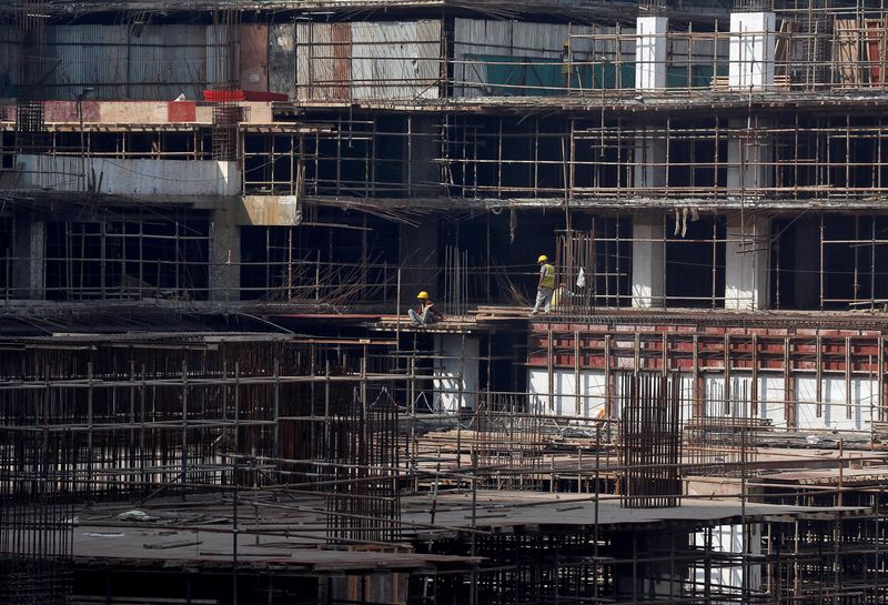 &copy; Reuters. FILE PHOTO: Construction workers work on a site of a residential building in Mumbai, India, November 30, 2016. REUTERS/Shailesh Andrade