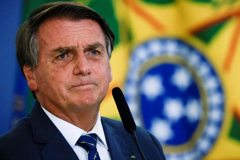 &copy; Reuters. Imagen de archivo del presidente de Brasil, Jair Bolsonaro, mira durante la ceremonia de lanzamiento de la Tarjeta de Identidad Nacional en el Palacio de Planalto en Brasilia, Brasil. 23 de febrero, 2022. REUTERS/Ueslei Marcelino/Archivo