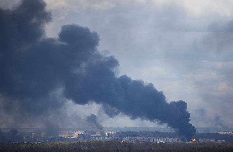&copy; Reuters. دخان يتصاعد من ضواحي كييف يوم الأحد. تصوير: ميخايلو ماركيف - رويترز