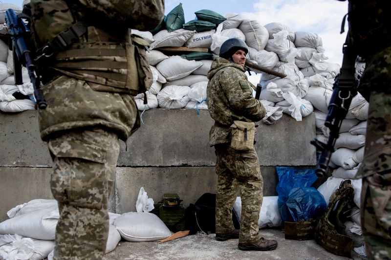 Forças russas tomam duas cidades na Ucrânia, diz Interfax, quando começam as negociações de cessar-fogo