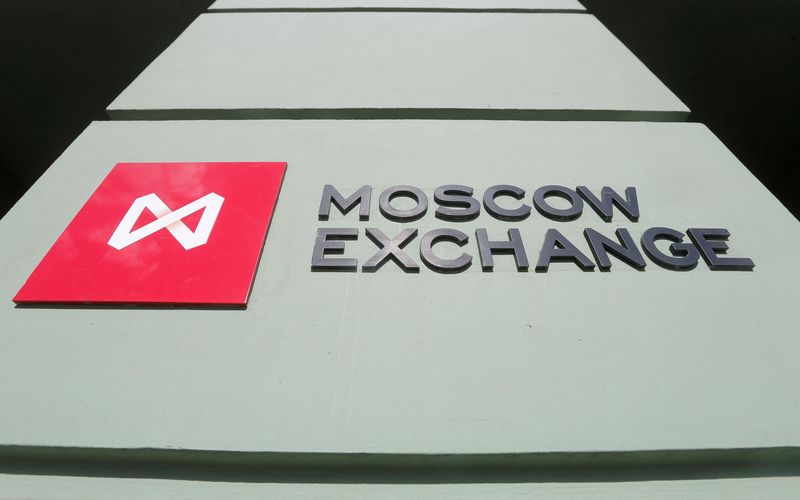 &copy; Reuters. 　２月２８日、ロシアのモスクワ取引所は、為替および短期金融市場の取引を現地時間１０時に開始すると発表した。写真はモスクワ取引所のロゴ。モスクワで２０１４年３月撮影（２０２