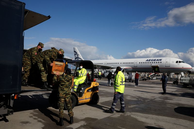 &copy; Reuters. جنود يحملون صناديق تحتوي على مساعدات إنسانية تبرعت بها الحكومة اليونانية لمساعدة أوكرانيا في مطار بالعاصمة أثينا يوم الأحد. تصوير كوستاس ب