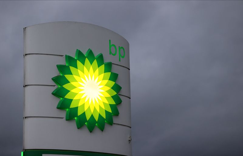 © Reuters. FILE PHOTO: An illuminated BP logo is seen at a petrol station in Gateshead, Britain September 23, 2021. REUTERS/Lee Smith