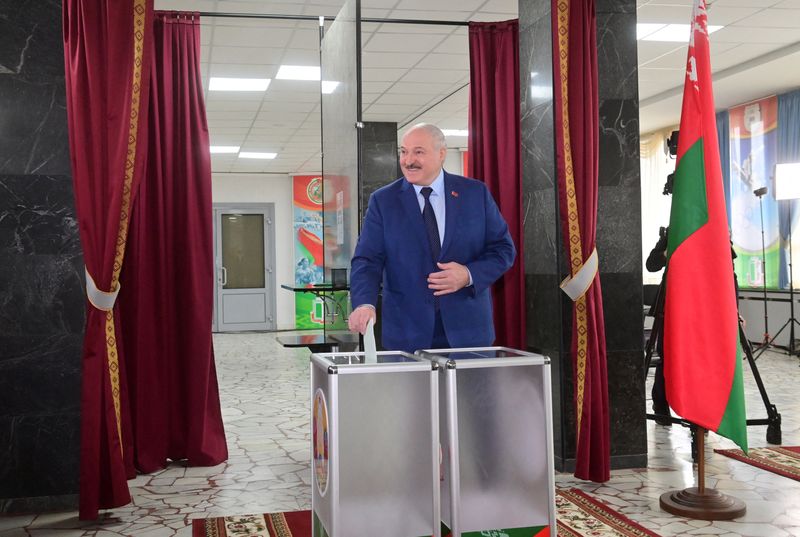 &copy; Reuters. Le président biélorusse Loukachenko vote lors du référendum. Près de 800 personnes ont été arrêtées dimanche en Biélorussie en marge du référendum organisé pour permettre de modifier la Constitution, notamment en faisant disparaître l'obliga