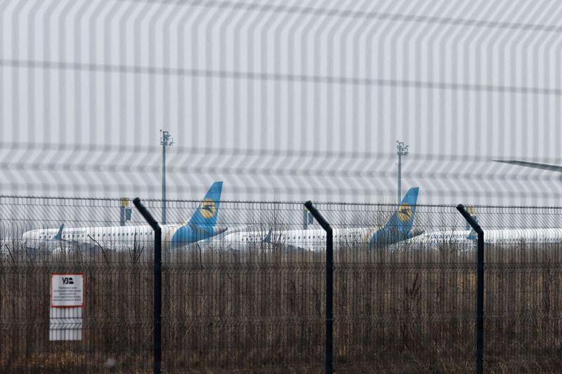&copy; Reuters. Aviones aparcados en el aeropuerto internacional de Boryspil después de que Rusia lanzara una operación militar masiva contra Ucrania, en Boryspil, Ucrania, 24 de febrero de 2022. REUTERS/Umit Bektas 