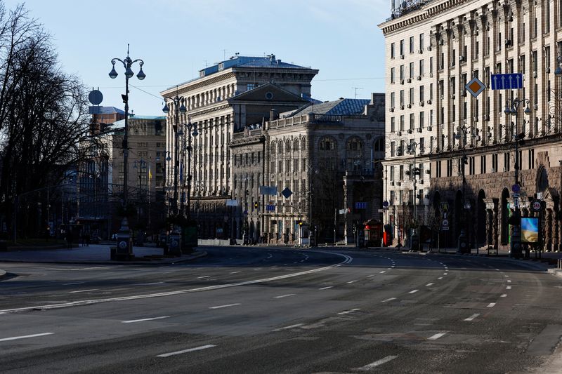 &copy; Reuters. Una calle desierta tras el find del toque de queda, mientras continúa la invasión rusa de Ucrania, en Kiev, Ucrania, 28 de febrero de 2022. REUTERS/Umit Bektas