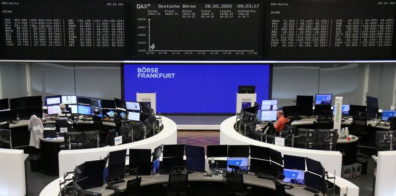 &copy; Reuters. شاشات تعرض بيانات مؤشر داكس الألماني في بورصة فرانكفورت يوم الاثنين. تصوير: رويترز. 