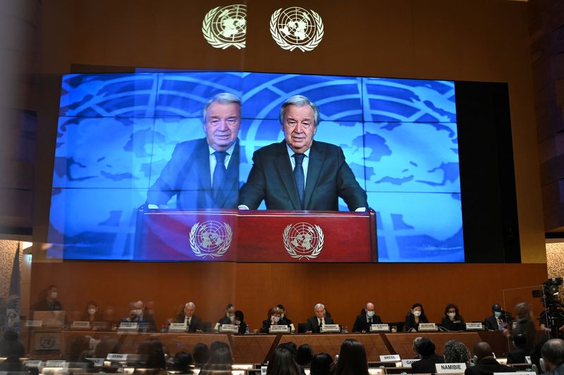 &copy; Reuters. أنطونيو جوتيريش الأمين العام للأمم المتحدة على الشاشة لدى إلقائه خطابا في الجلسة الافتتاحية لمجلس حقوق الإنسان في جنيف يوم الاثنين. صورة لر
