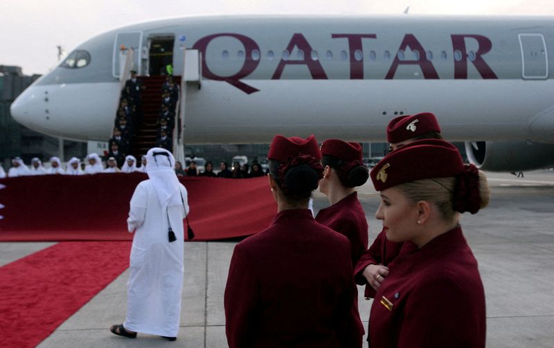 &copy; Reuters. FILE PHOTO: Qatar Airways cabin crew stand in front of an Airbus A350-1000 at Hamad International Airport in Doha, Qatar, February 21, 2018. REUTERS/Naseem Zeitoon