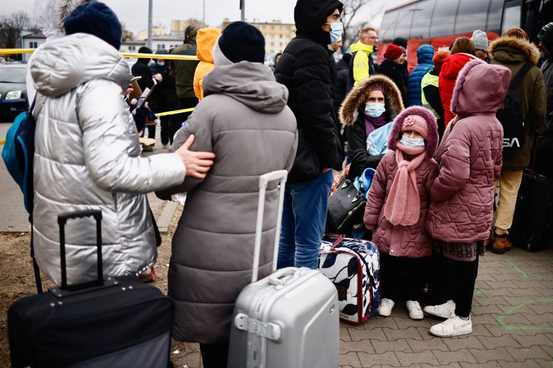 &copy; Reuters. FILE PHOTO: People fleeing Russian invasion of Ukraine stand at a temporary camp in Przemysl, Poland, February 28, 2022. REUTERS/Yara Nardi