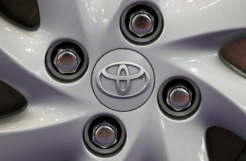 &copy; Reuters. トヨタ自動車は２８日、国内全工場の明日の操業をすべて停止すると発表した。仕入れ先のシステム障害のため。停止するのは１４工場２８ラインで、１万３０００台の生産に影響が出る。