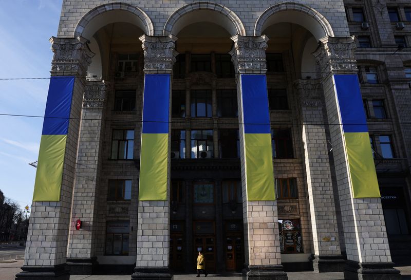 &copy; Reuters. منظر عام لمبنى تغطي أعمدته الأعلام الأوكرانية بعد رفع حظر التجول في كييف يوم الاثنين. تصوير أوميت بكطاش- رويترز.