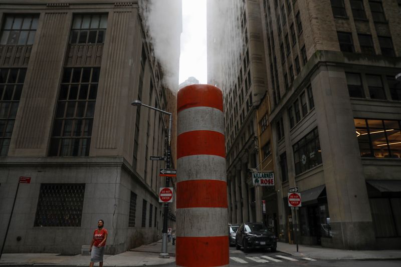 &copy; Reuters. Foto de archivo ilustrativa de una persona caminando junto a una tubería de vapor en el Distrito Financiero en Manhattan, Nueva York
Ago 9, 2021. REUTERS/Andrew Kelly
