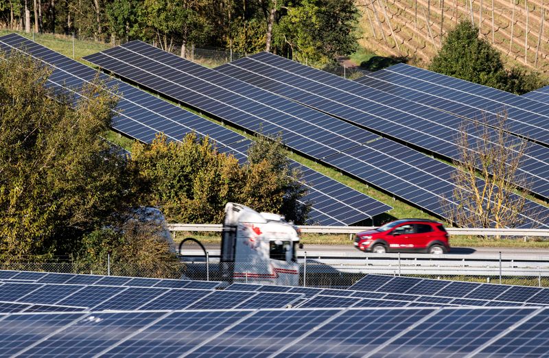 &copy; Reuters. Una planta de energía solar con sistemas fotovoltaicos cerca de Mainburg, al noroeste de la capital bávara, Múnich, Alemania, 20 de octubre de 2021. REUTERS/Lukas Barth/File Photo